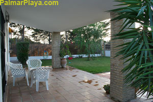 Vista del jardn desde el porche de la casa. El jardin dispone de un arbol (Falsa pimienta, foto Octubre de 2006), ideal para tumbarse en el csped a la sombra en las tardes de verano.