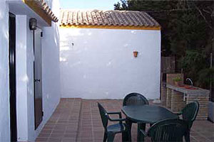 En la zona de barbacoa se tiene una entrada a la cocina y otra para el segundo cuarto de bao, lo que le permitir reservar el cuarto de bao del interior. Al fondo est el garage de la casa, lo utilizamos como trastero. Destras de la casa hay un huerto (no est incluido en el alquiler).