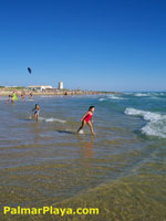 Playa de El Palmar, con Torre Nueva al fondo. Esta es la zona donde d casa Marta y Mara.